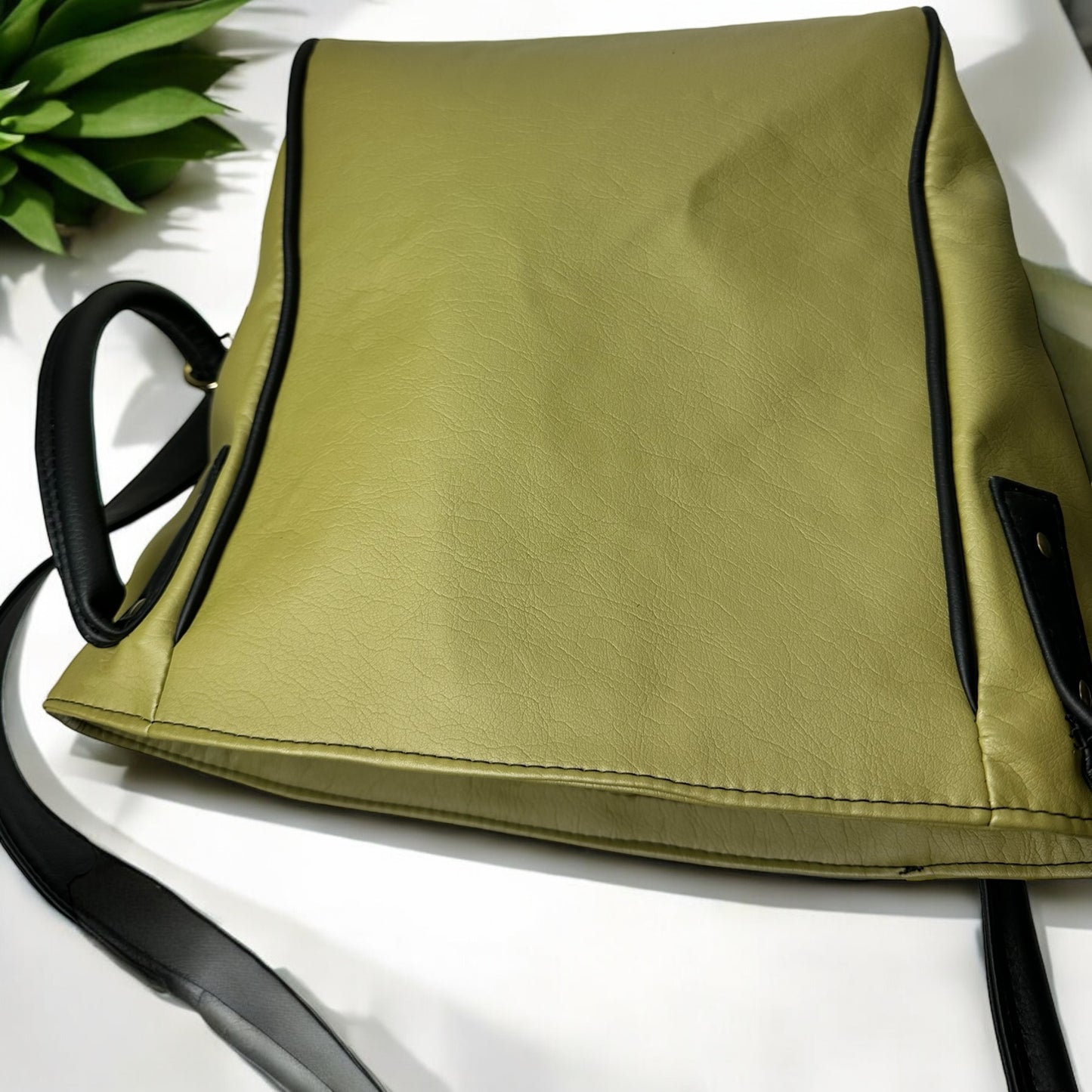 Luxurious Green/Black Purse