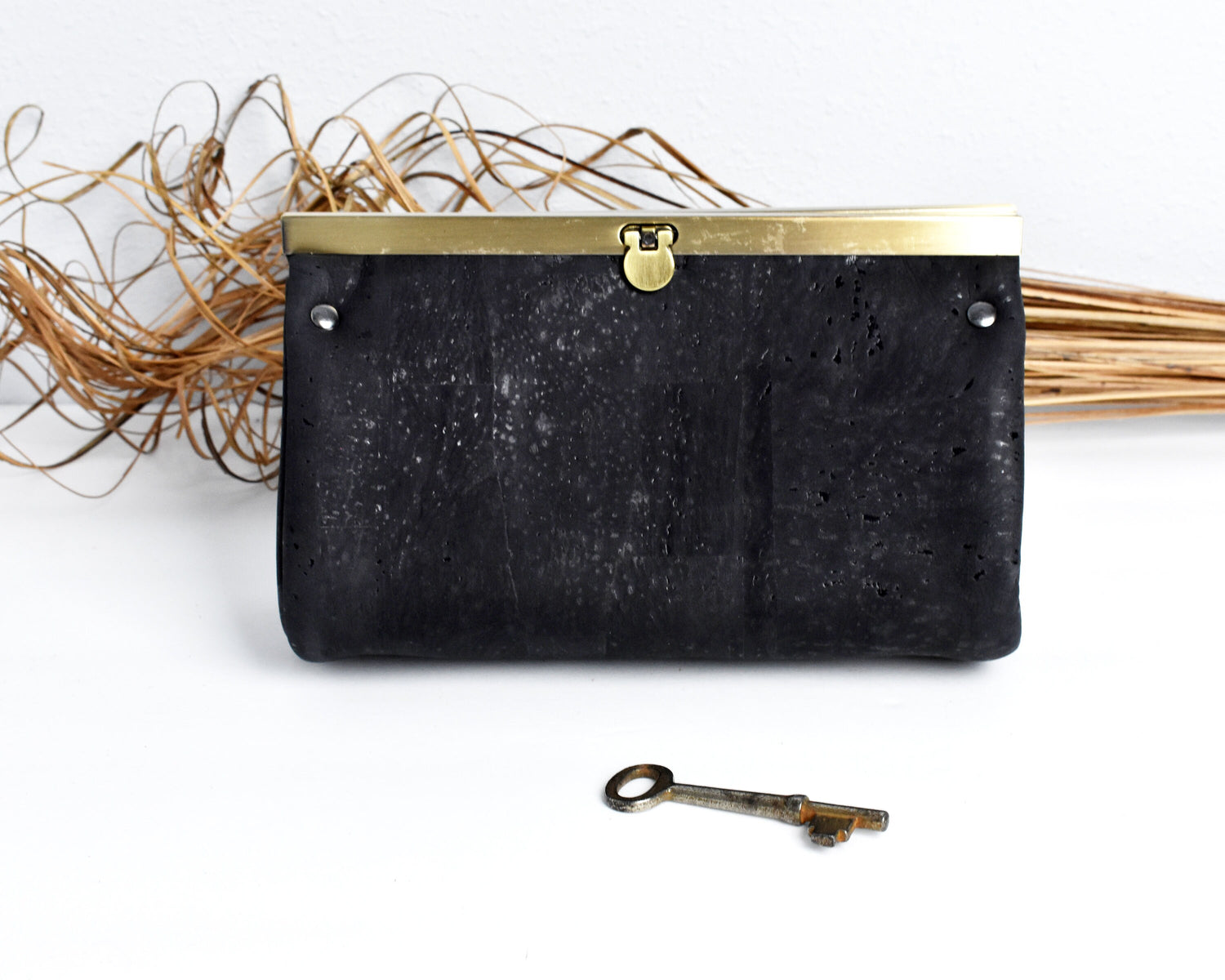 Western style Premium Luxuries & Lavish PU-Leather Ladies purse (ivory) :  Amazon.in: Shoes & Handbags